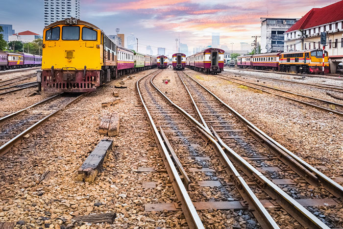 oranje trein diesellokomotyf op Bangkok treinstasjon, Tailân